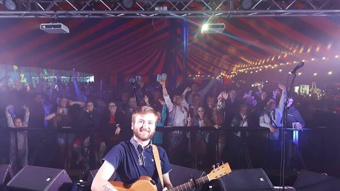 Hace 3 años, tuve mi primer concierto en solitario, en el que había 5 personas en el público y estaba muy nervioso. Anoche, tuve un concierto frente a más de 1.000 personas y me encantó cada segundo