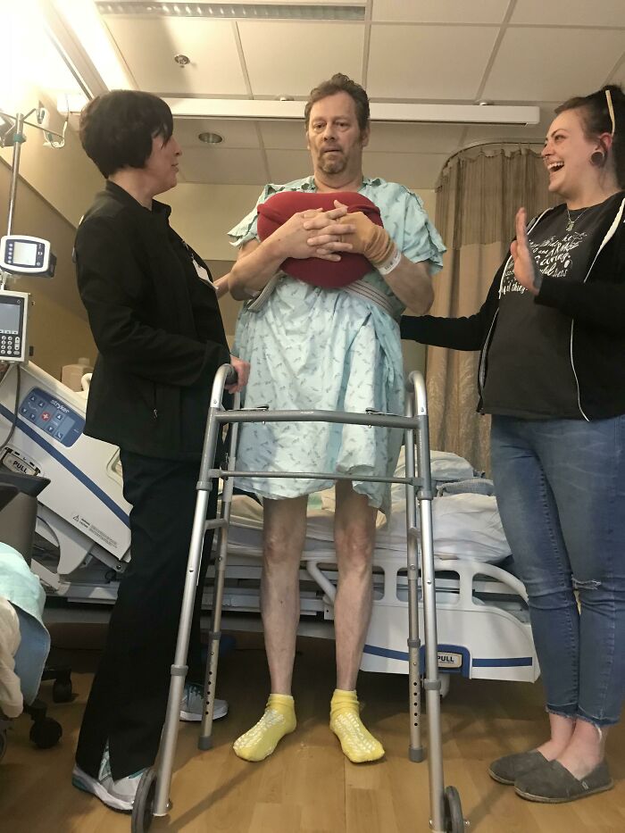¡¡Mi increíble padre se levantó y se puso de pie por sí mismo hoy!! Y dio 7 pasos y mi corazón está tan feliz (aneurisma cardíaco y accidente cerebrovascular)