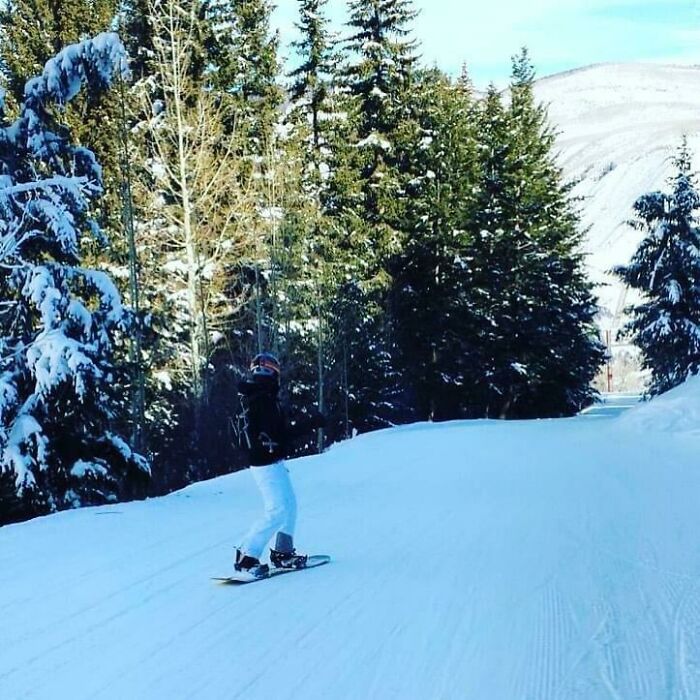Mi amiga aprendiendo snowboard