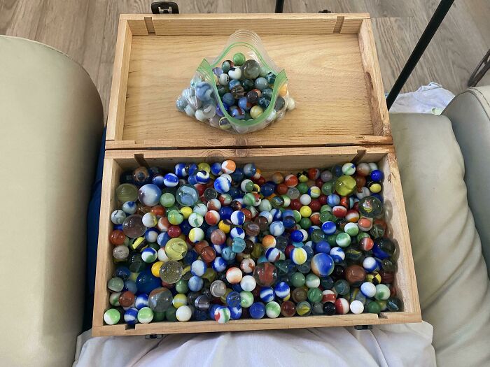 La vieja colección de canicas que alguien tiró a la basura y yo la rescaté 