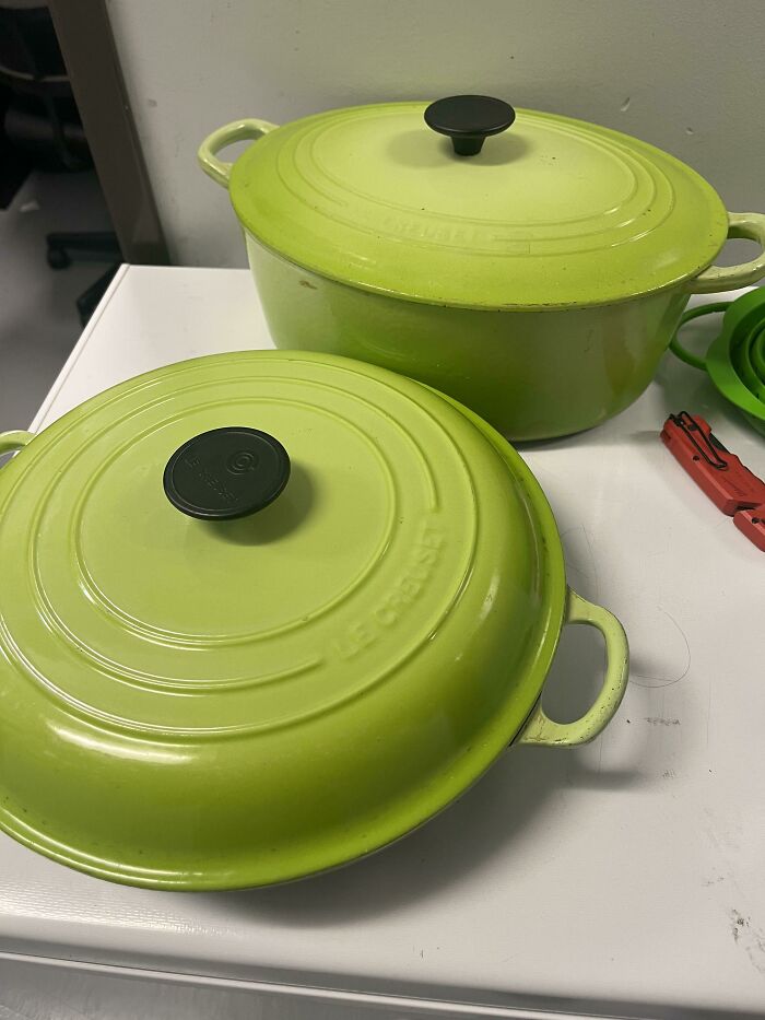 Dos ollas de Le Creuset abandonadas en el contenedor de mi trabajo