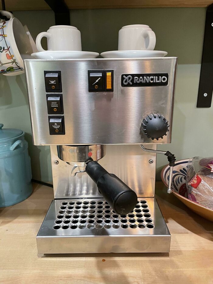 Alguien no tenía ganas de limpiar su cafetera de 800 dólares. La encontré anoche sobre un cubo de basura 