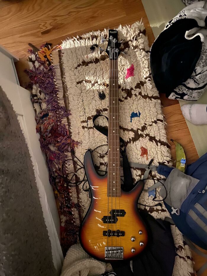 Encontré un bajo en perfecto estado en la basura. ¡¡En mi cumpleaños!! 