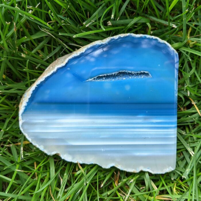 Esta geoda se parece a las olas de un océano en la playa