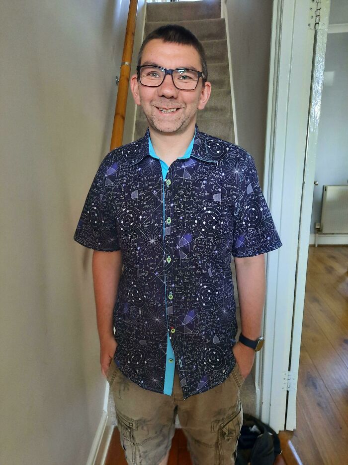 ¡He hecho una camisa! Esta es la tercera que he hecho y estoy muy contento con el resultado, a pesar de que la costura superior del bolsillo quedó torcida