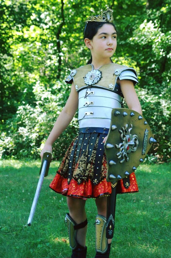 Hice a mi hija esta armadura de cuero, madera, plástico y hojas de latón y espuma