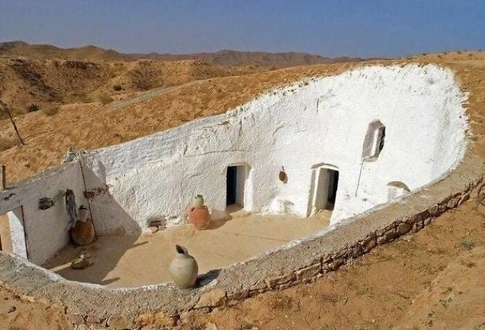 Una tradicional casa rupestre medieval con patio encontrada en el desierto de Libia