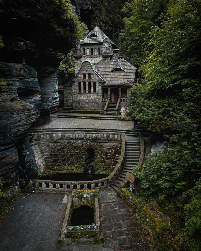 Una hermosa casa rodeada de rocas y árboles en Hrensko