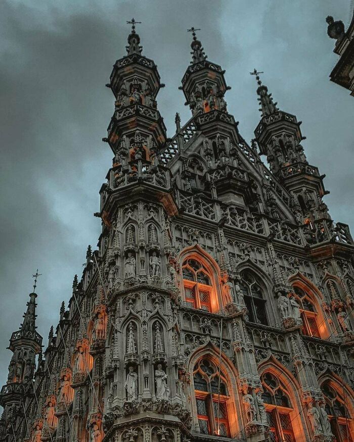 Ayuntamiento de Lovaina (1448-1469) Bélgica, uno de los ayuntamientos góticos más conocidos del mundo y que tardó tres arquitectos y treinta años en construirse