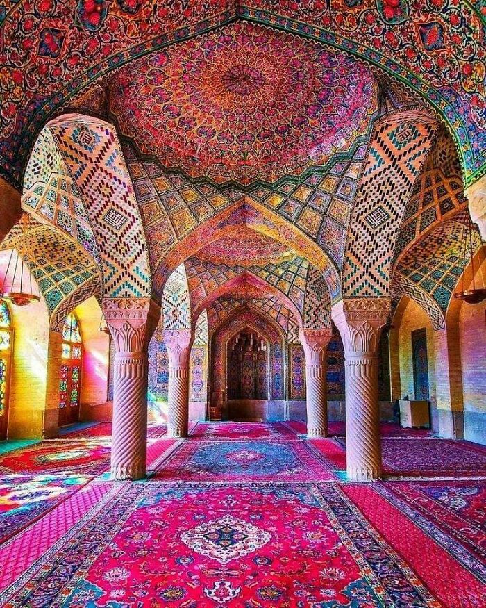 Mezquita Nasir-Ol-Molk, también conocida como Mezquita Rosa, una mezquita tradicional de Shiraz, Irán