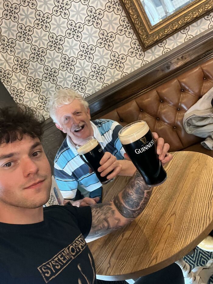 Cuando aprobé el examen de conducir me paró un completo extraño de Leicester y me ofreció una cerveza para celebrar. A veces podemos ser agradables; gracias, Howard