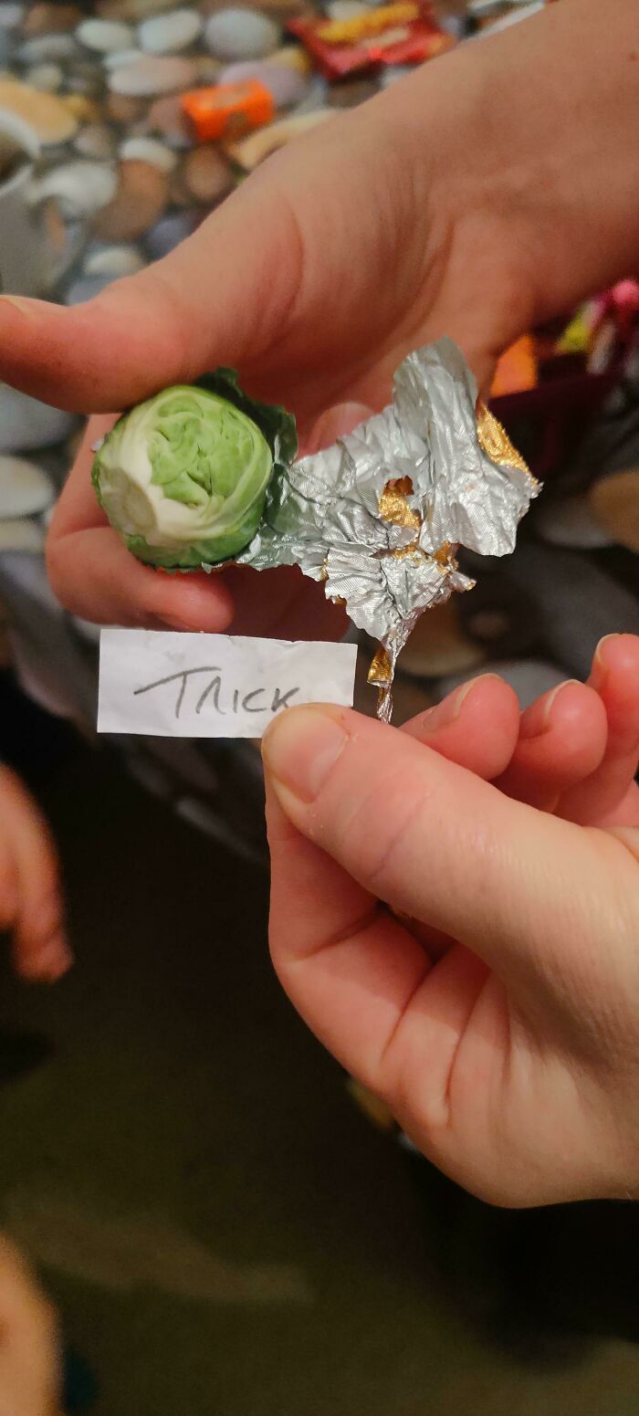 Mi hermano pequeño acaba de volver de pedir dulces por Halloween…
