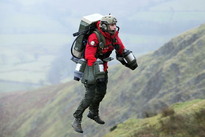 Los paramédicos de Ambulancia Aérea del Gran Norte se preparan con trajes a motor para poder llegar más rápido a las situaciones de emergencia este verano. Volar sobre una cascada en 90 segundos en lugar de 30 minutos a pie, Lake District, Reino Unido