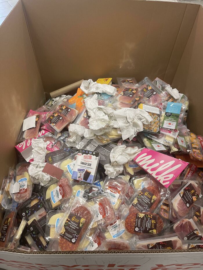 Los desperdicios en Target esta mañana. Van directo al contenedor. Imaginen toda la gente que esta caja podría alimentar...