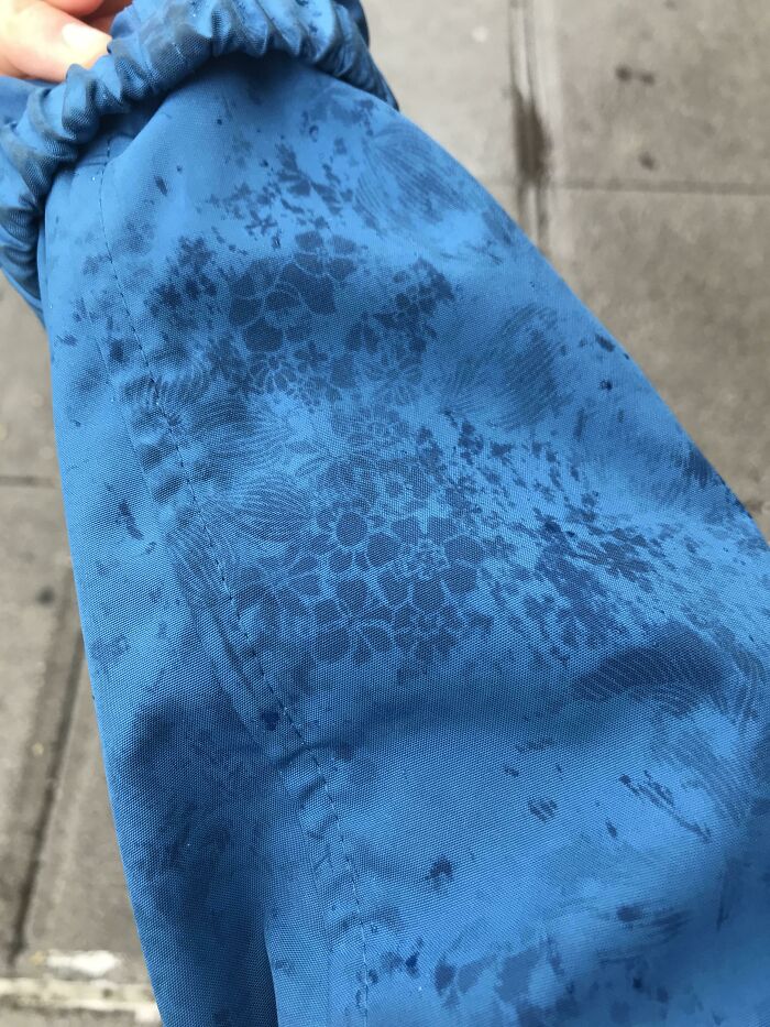 Mi impermeable tiene un estampado floral que solo se ve cuando se moja