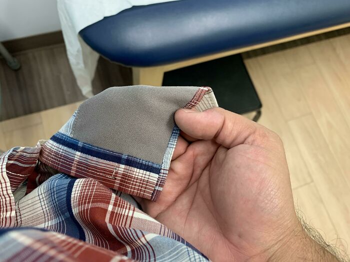 Mi camisa tiene una microfibra cosida en el interior para poder limpiar los lentes