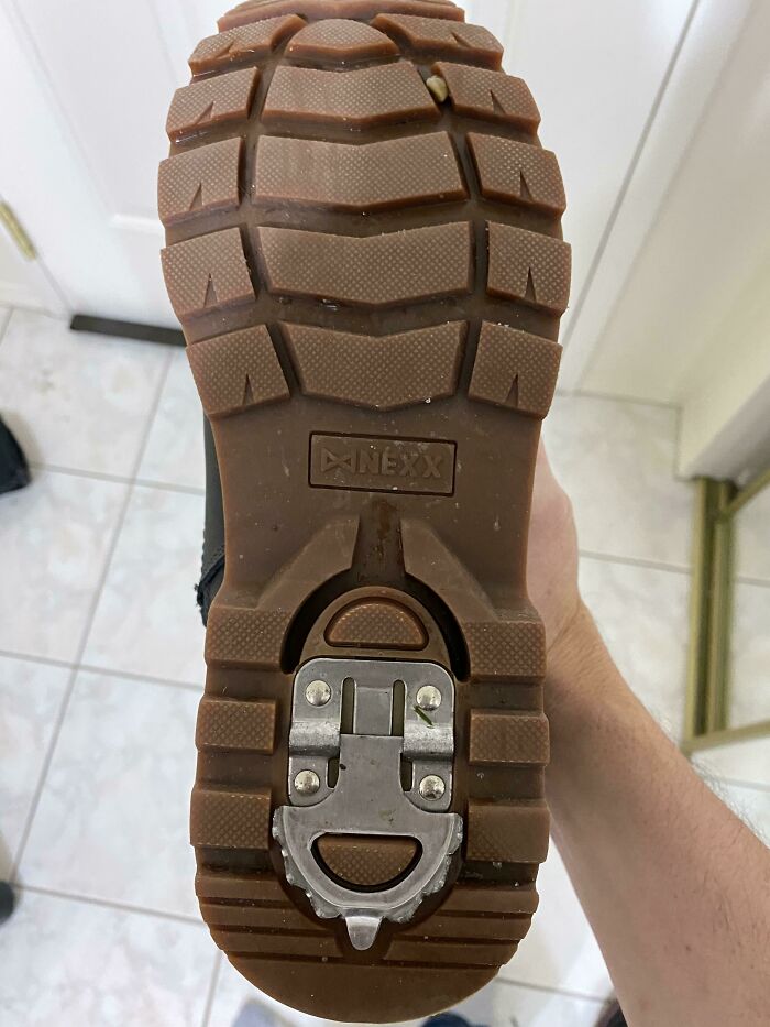 Estas botas de invierno tienen una placa de acero para ayudar a caminar sobre las superficies heladas