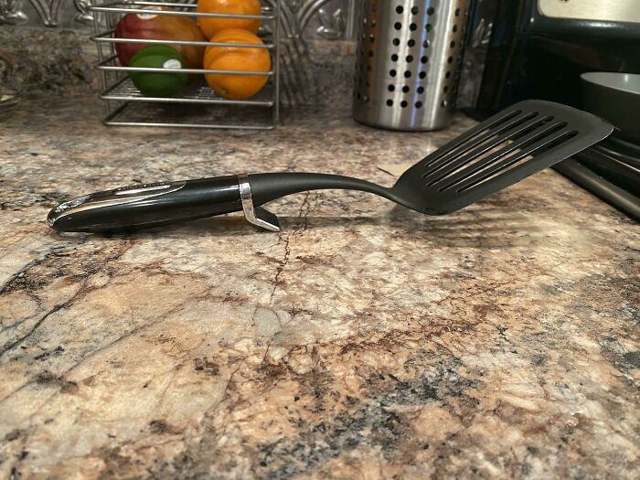 Mi espátula tiene un pequeño soporte para evitar que toque la encimera de la cocina