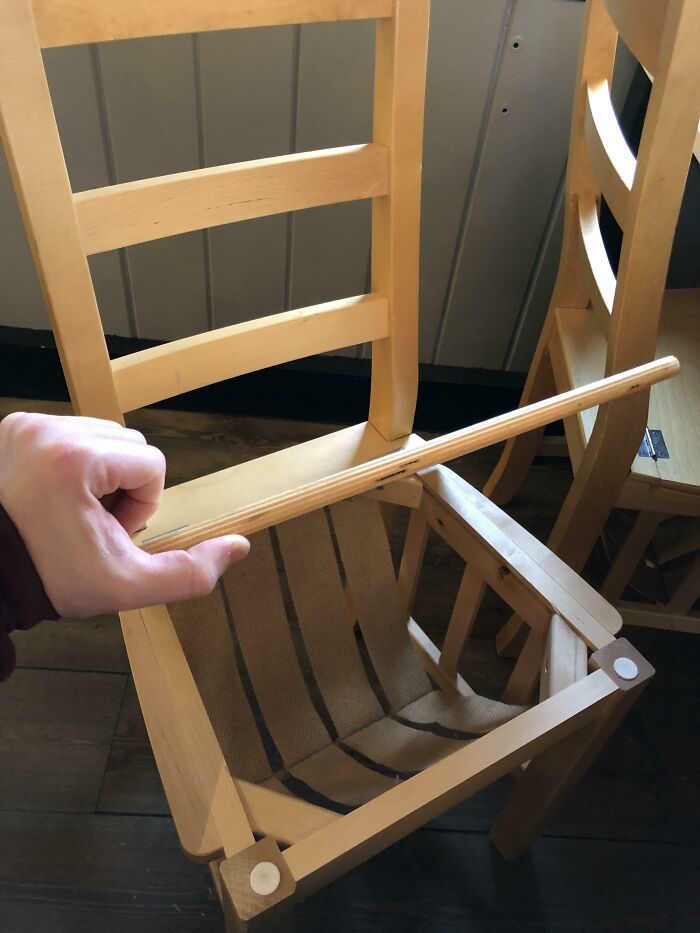 Estas sillas de un restaurante de esquí tienen espacio para guardar los guantes, el casco, el gorro, etc