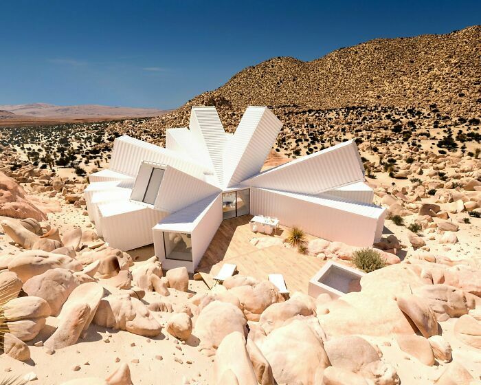 Casa de contenedores en el desierto