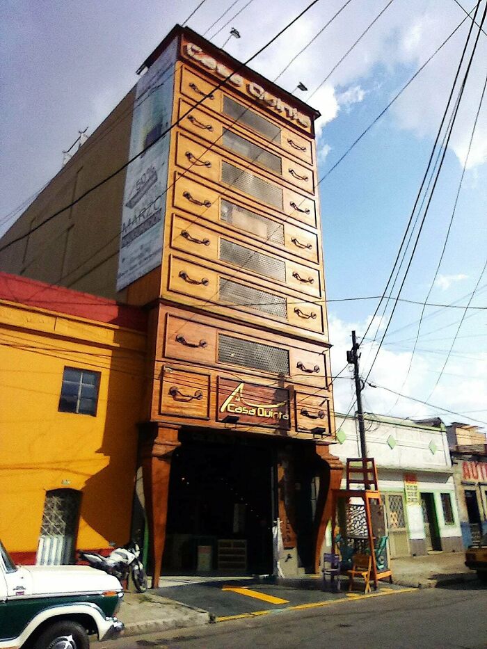 Edificio de los cajones gigantes