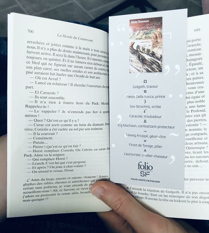 El libro que compró mi pareja venía con un marcapáginas que decía los nombres de los personajes y sus roles
