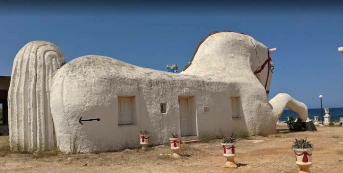 El caballo de Poseidón, una antigua biblioteca abandonada en una playa del Peloponeso, Grecia
