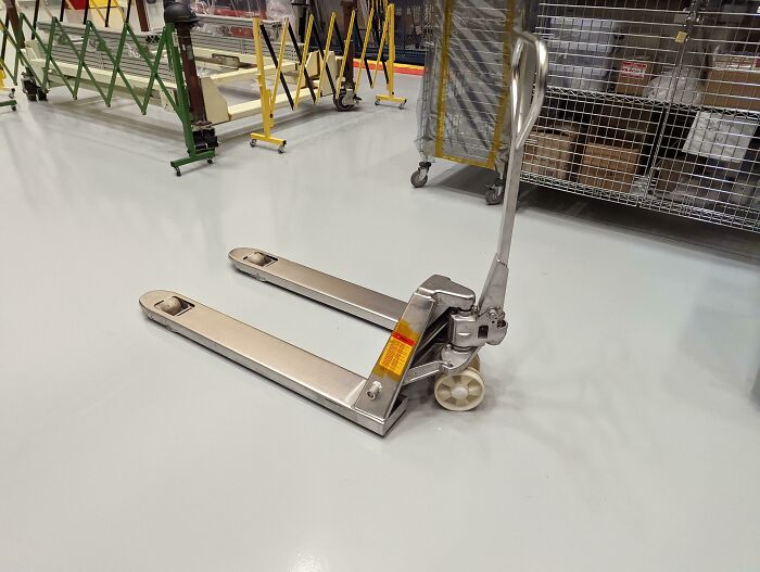 Transpaleta eléctrica hecha de acero inoxidable para usar en interiores que deban permanecer limpios