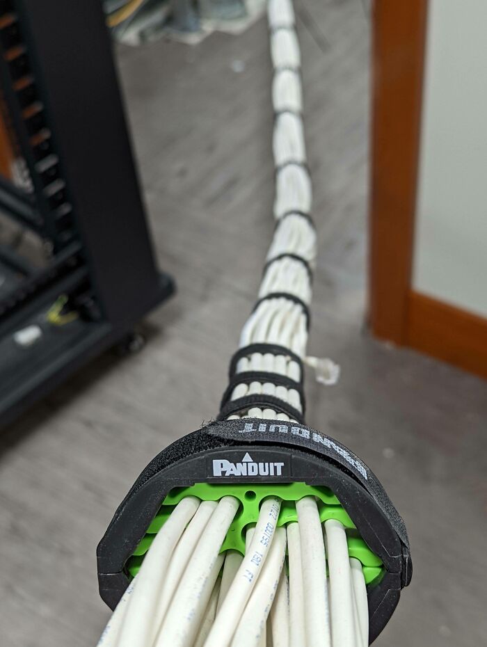 Peinadora de cables de red