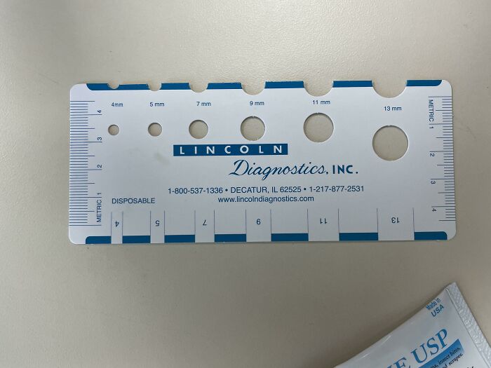 Regla utilizada por mi alergólogo para medir las ronchas de mi brazo tras una prueba de alergia