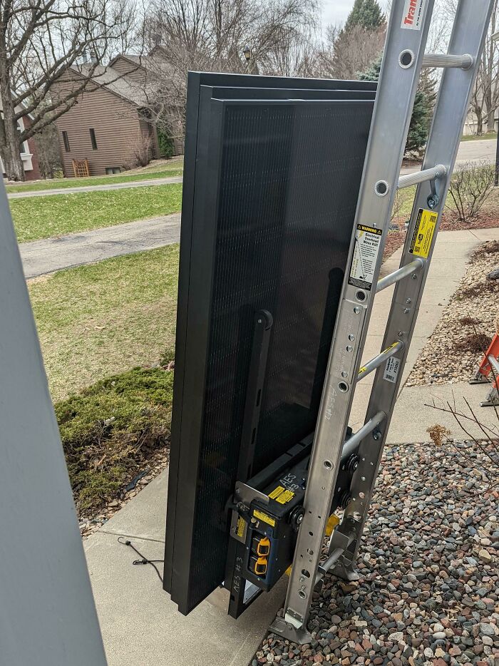 El ascensor que utiliza mi equipo de instalación para subir los paneles fotovoltaicos al techo del segundo piso