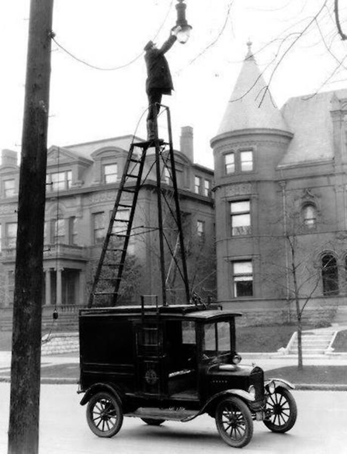Este camión para el mantenimiento de farolas