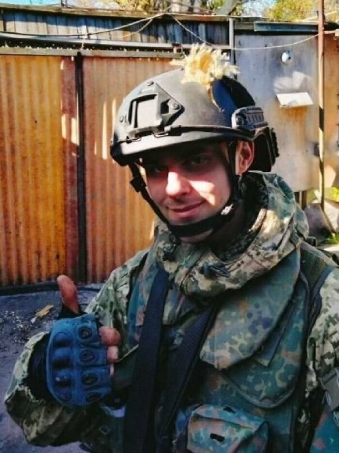 Un casco donado por una organización comunitaria sin ánimo de lucro salvó a un miembro del TDF de un disparo de francotirador