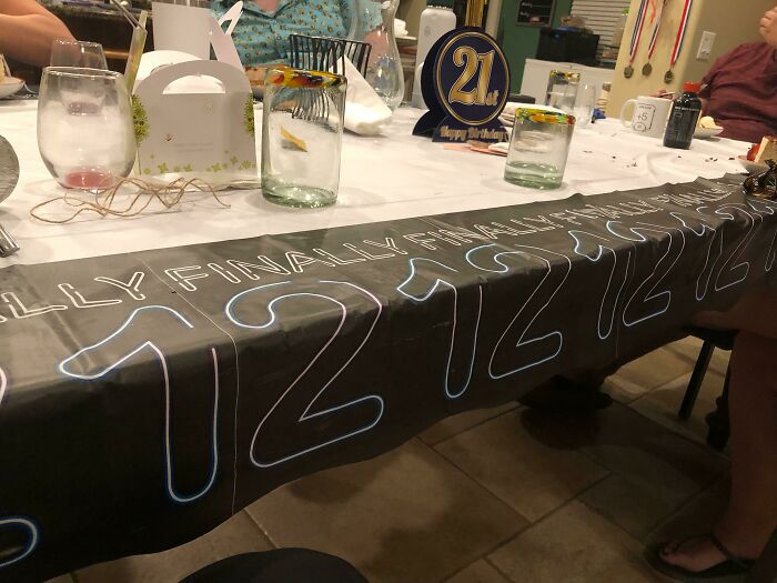 Se supone que dice "Finalmente 21", pero el espaciado hace que parezca un 12