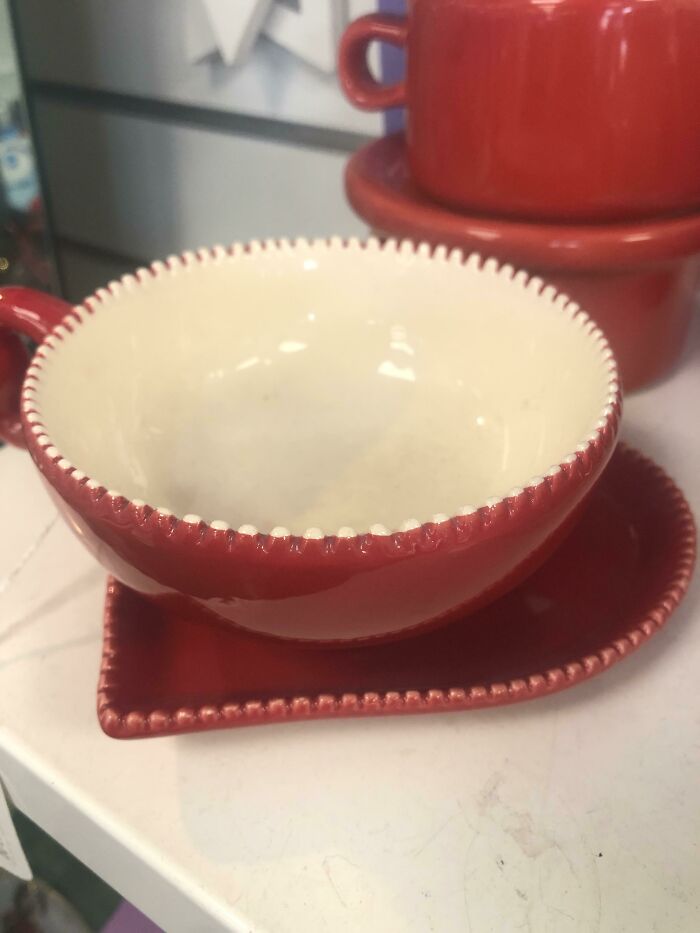 La taza que te mordisquea el labio con sus pequeños dientes