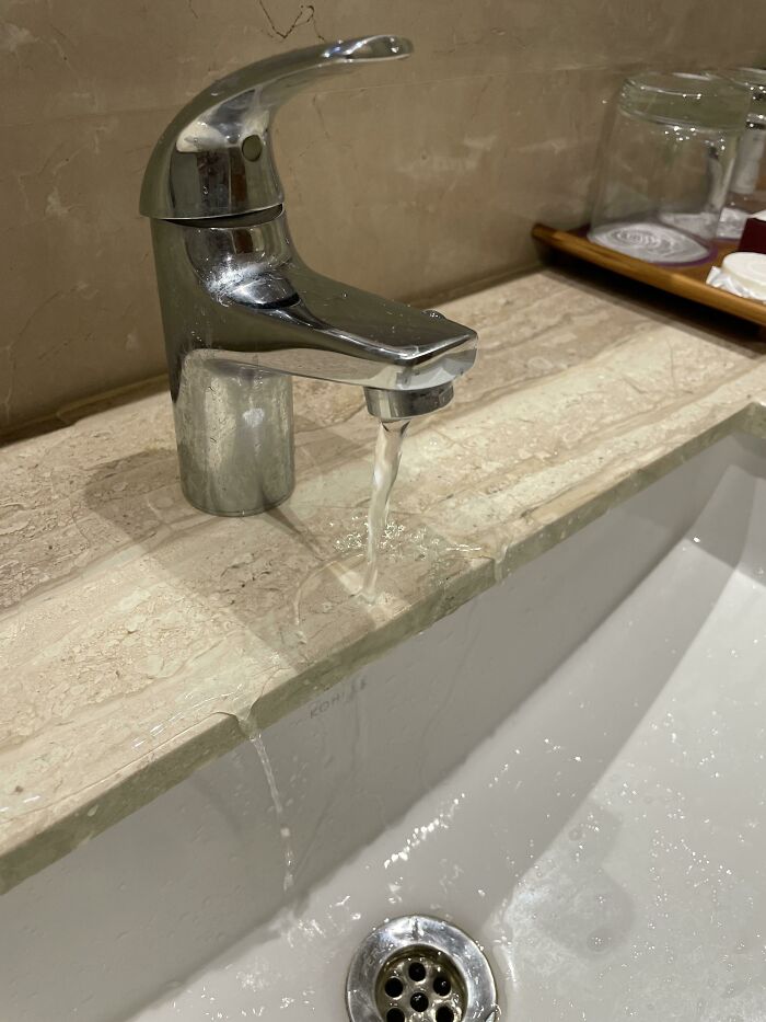 Un grifo mal colocado en una habitación de hotel genera una cascada de agua