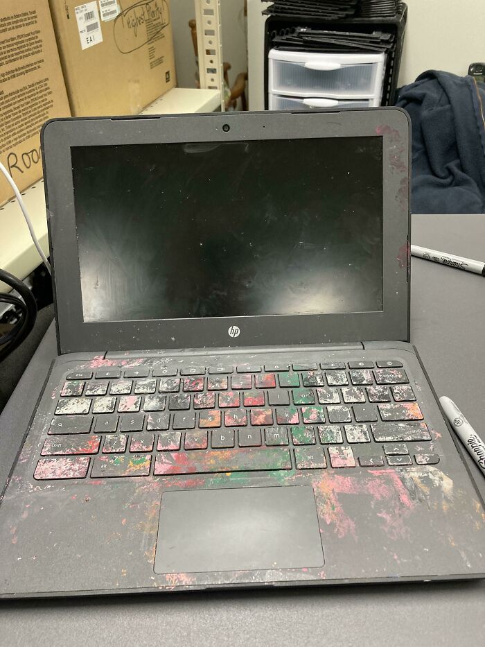 Limpiando los Chromebooks en la escuela en la que trabajo, este es del cuarto grado. Completamente muerto para el mundo