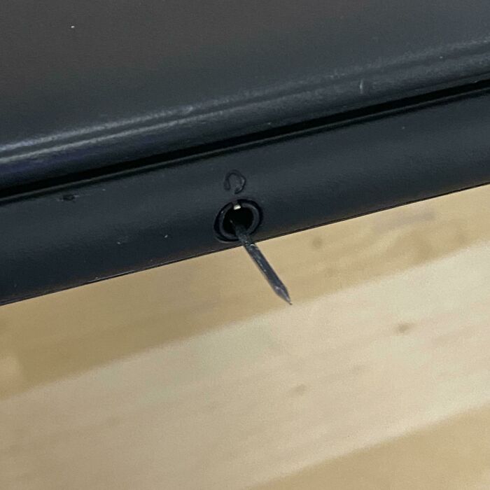 El ticket dice que "el Chromebook del estudiante tiene un clavo que sobresale de la toma de auriculares"