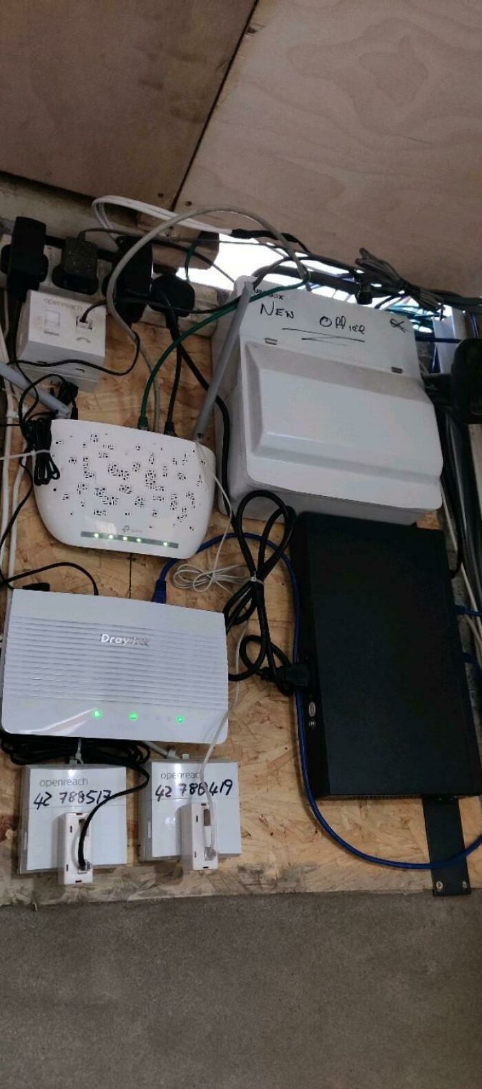 ¡Sí, es un agujero en el techo dejándolo todo expuesto a los elementos!