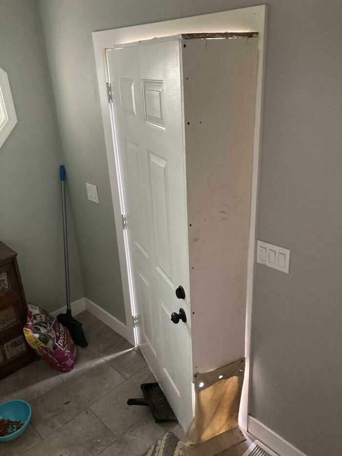 La puerta para perros que hizo mi padre. De hecho, ahora tiene un nuevo tope de puerta personalizado 