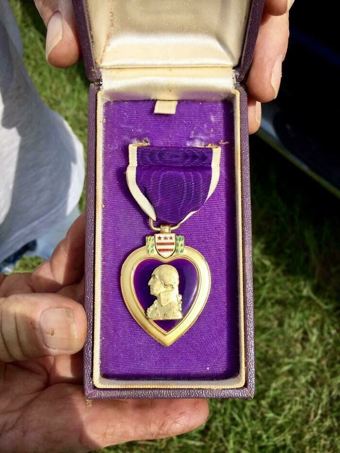 Mi abuelo y yo encontramos un corazón púrpura de la Segunda Guerra Mundial mientras remodelábamos la casa que compró
