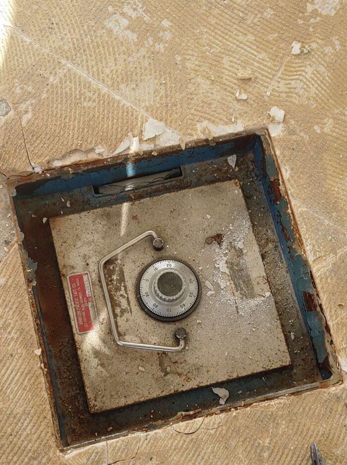 Mientras remodelaba, encontré una caja fuerte en el piso. Ahora estoy tratando de abrirla