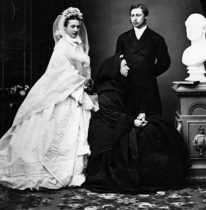 La madre de la novia insistió en estar en la foto de la boda junto al busto de su marido fallecido