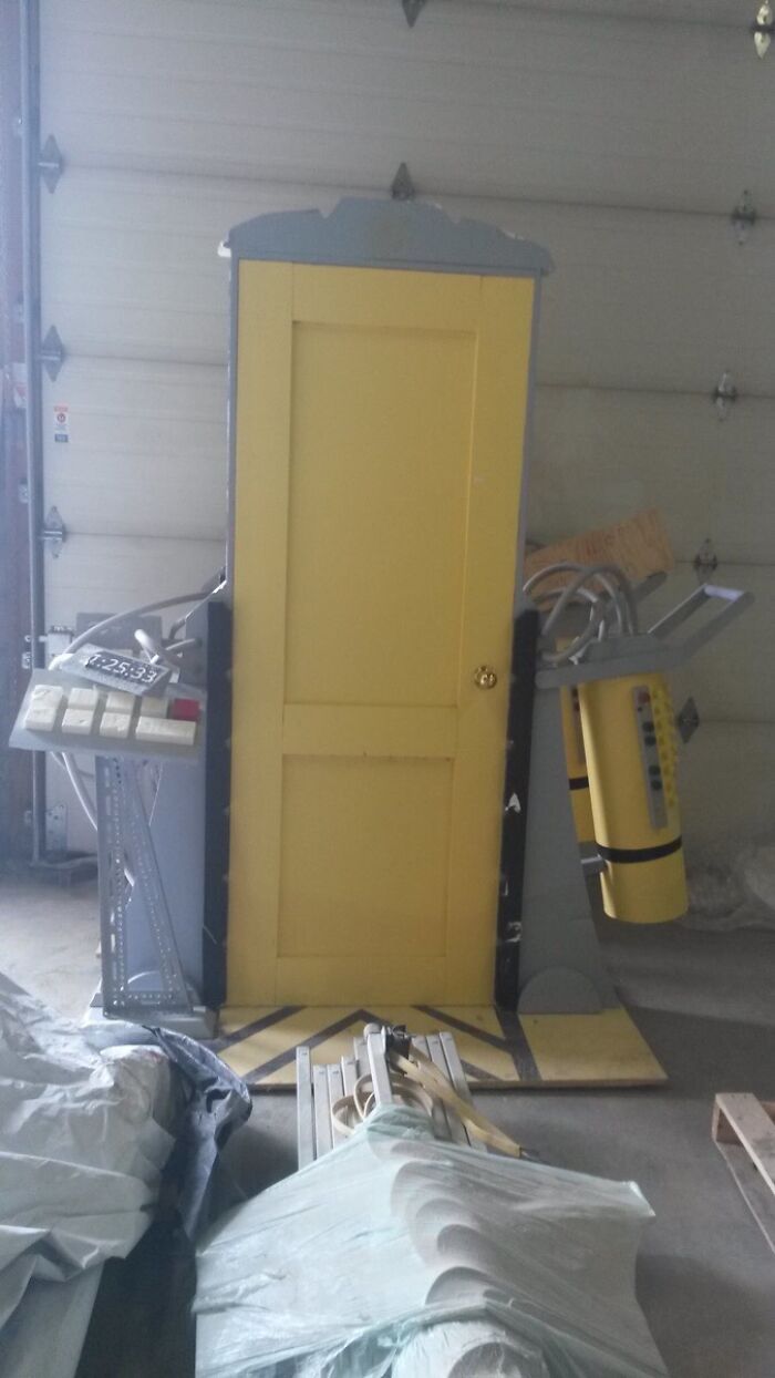 ¡Tenemos un 33-12! Mi amigo encontró una puerta de Monsters Inc. mientras hacía unas reformas 