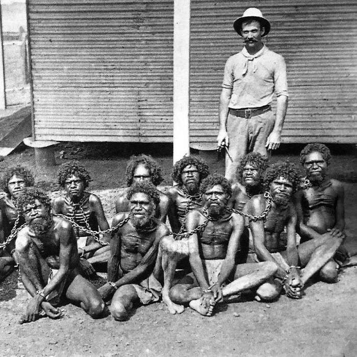 Foto de un hombre británico que lleva una cadena alrededor del cuello de los aborígenes, que son nativos de Australia. 1900's