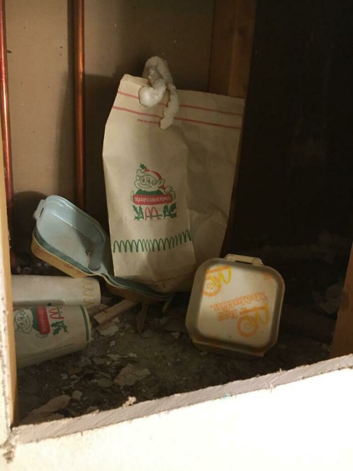  La basura de McDonalds con temática navideña de 1977 que encontré en la pared de nuestra casa