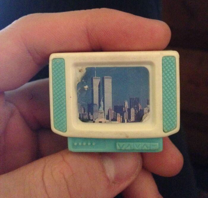 Estaba limpiando el desván y encontré este televisor de juguete donde están las torres gemelas