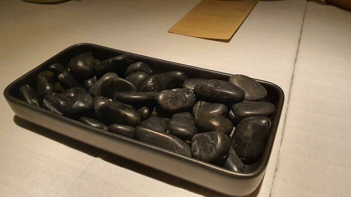 Rocas comestibles servidas sobre lecho de... rocas reales