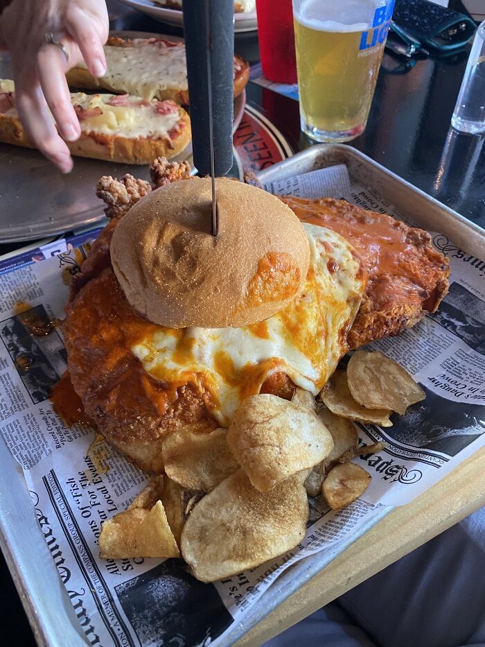 Sandwich de pollo imposible de comer de forma normal