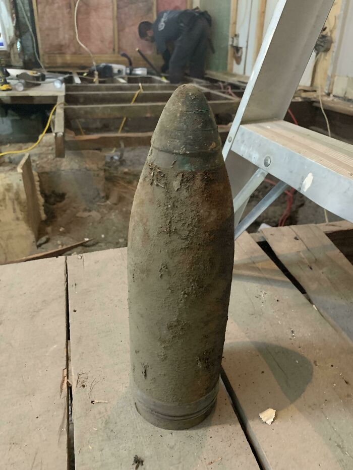 Encontré esto mientras remodelaba. ¿Alguna sugerencia? El escuadrón de antibombas está en camino
